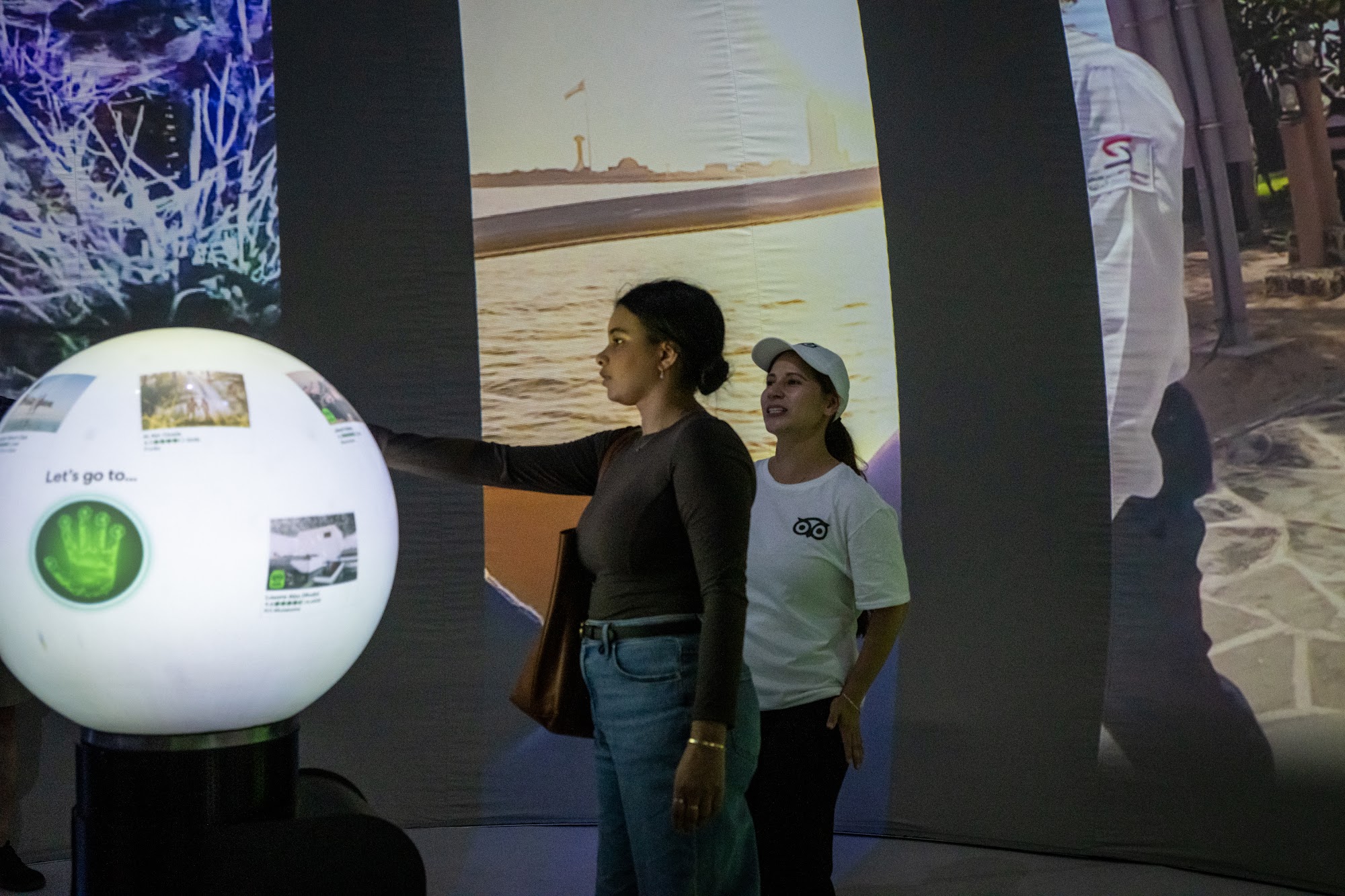 Visitantes alrededor de la esfera ORA, Abu Dhabi is Calling