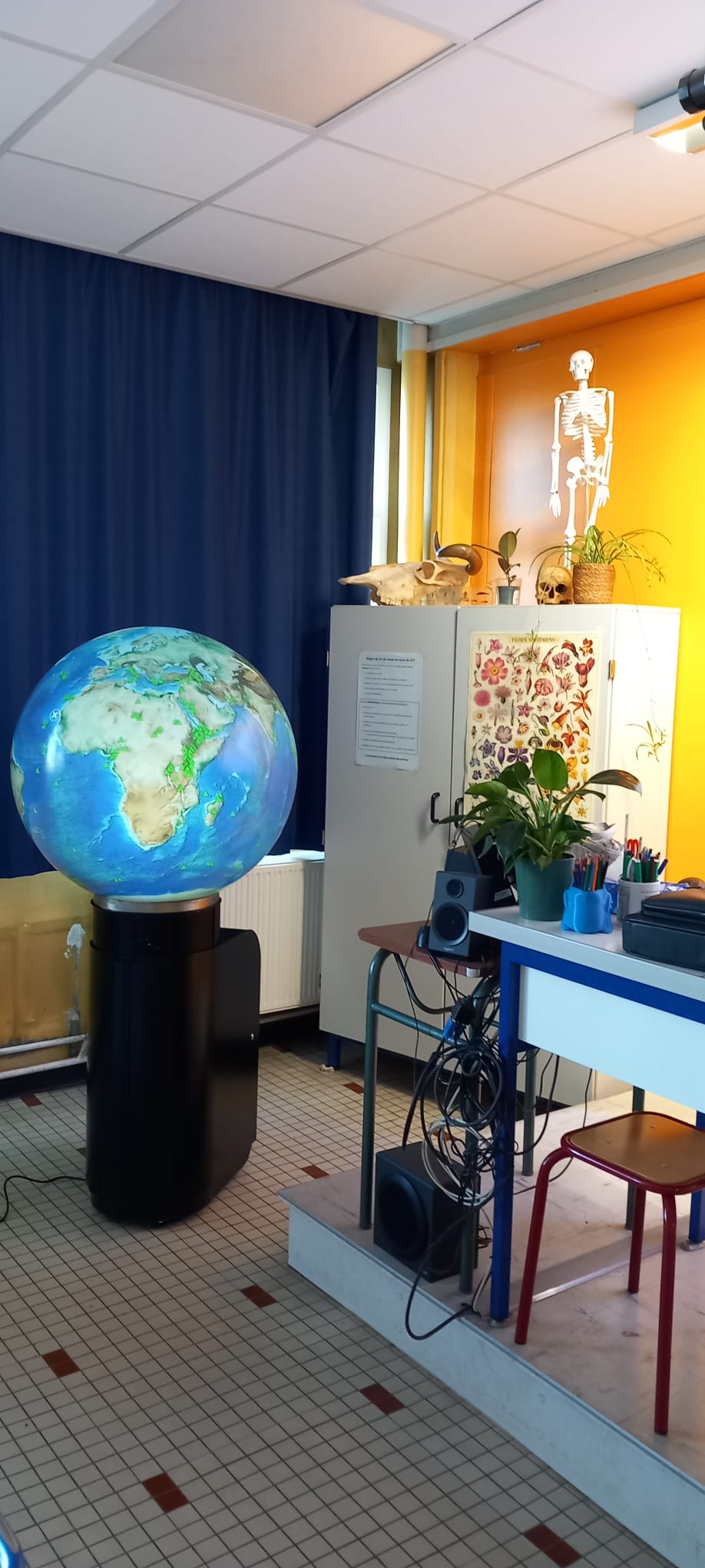 Esfera ORA en el aula de ciencias, colegio Les Dînes Chiens