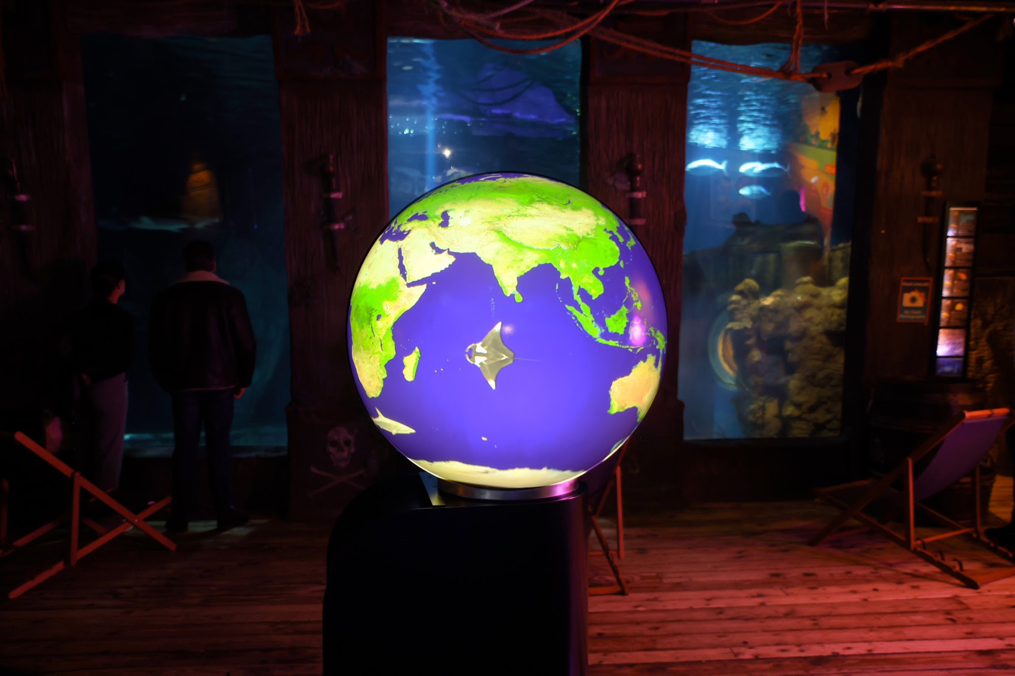 Visitantes alrededor de la esfera ORA, Sea Life Val d'Europe