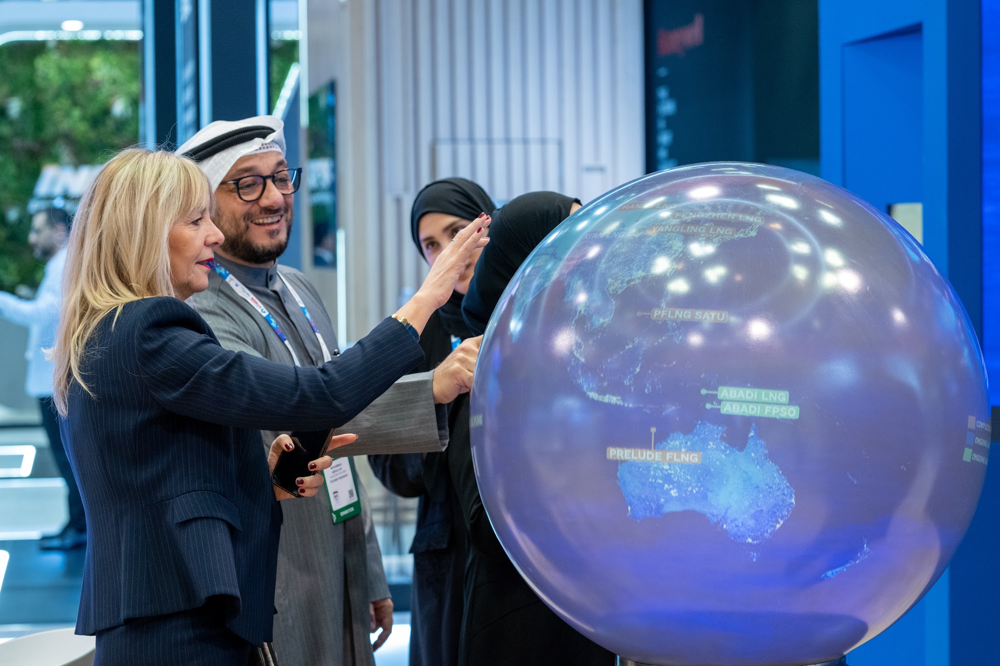 Carte du monde tactile sur la sphère ORA, Technip Energies