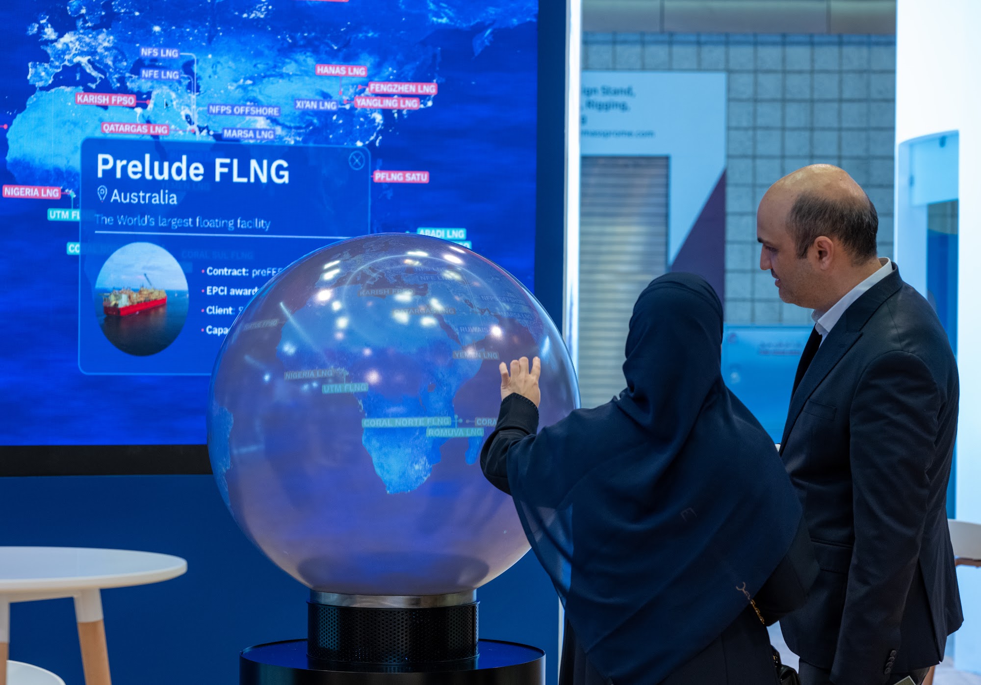 Sphère et grand écran synchronisés, stand Technip Energies