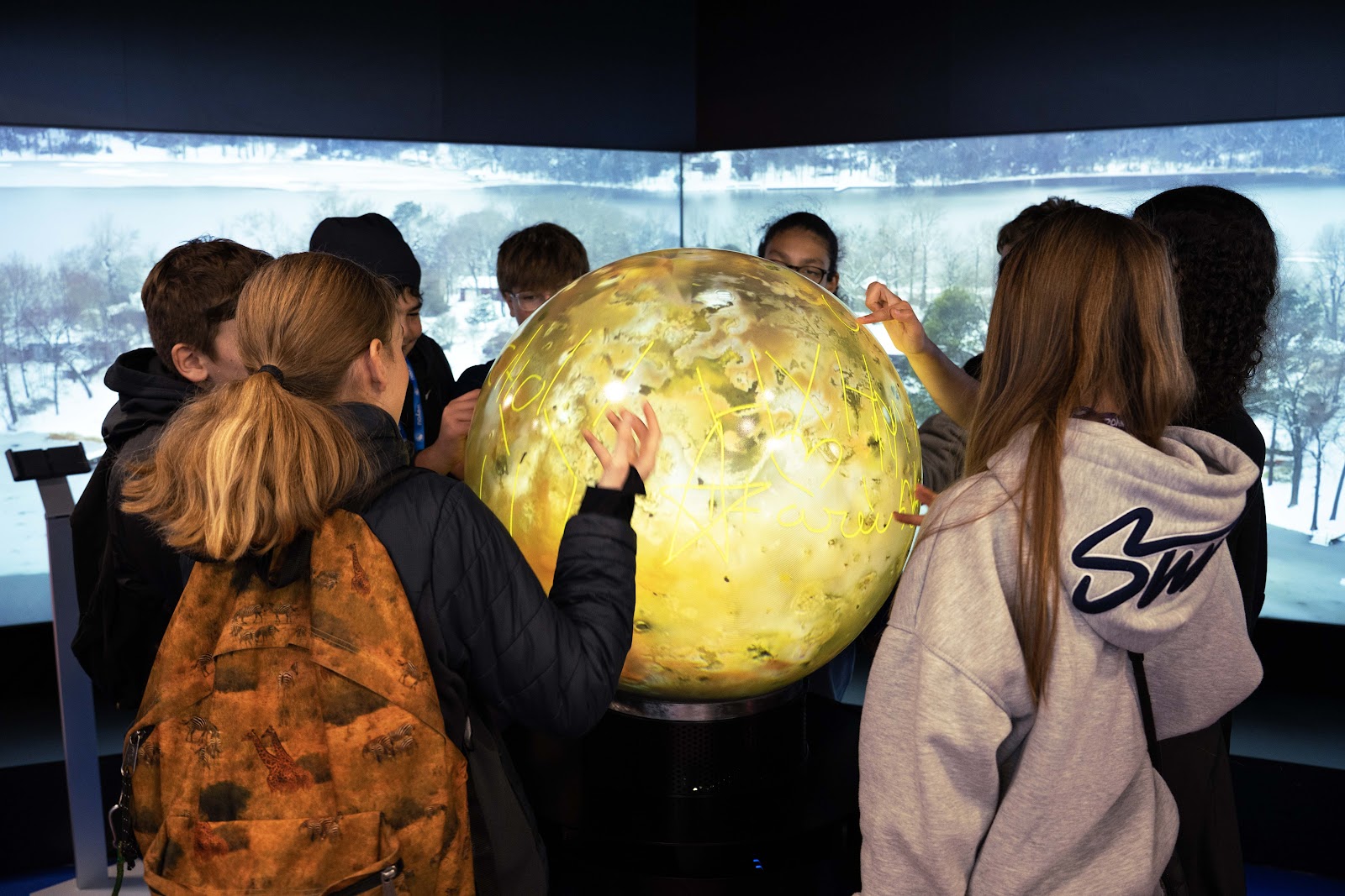 Contenus éducatifs interactifs sur la sphère ORA au stand Epson