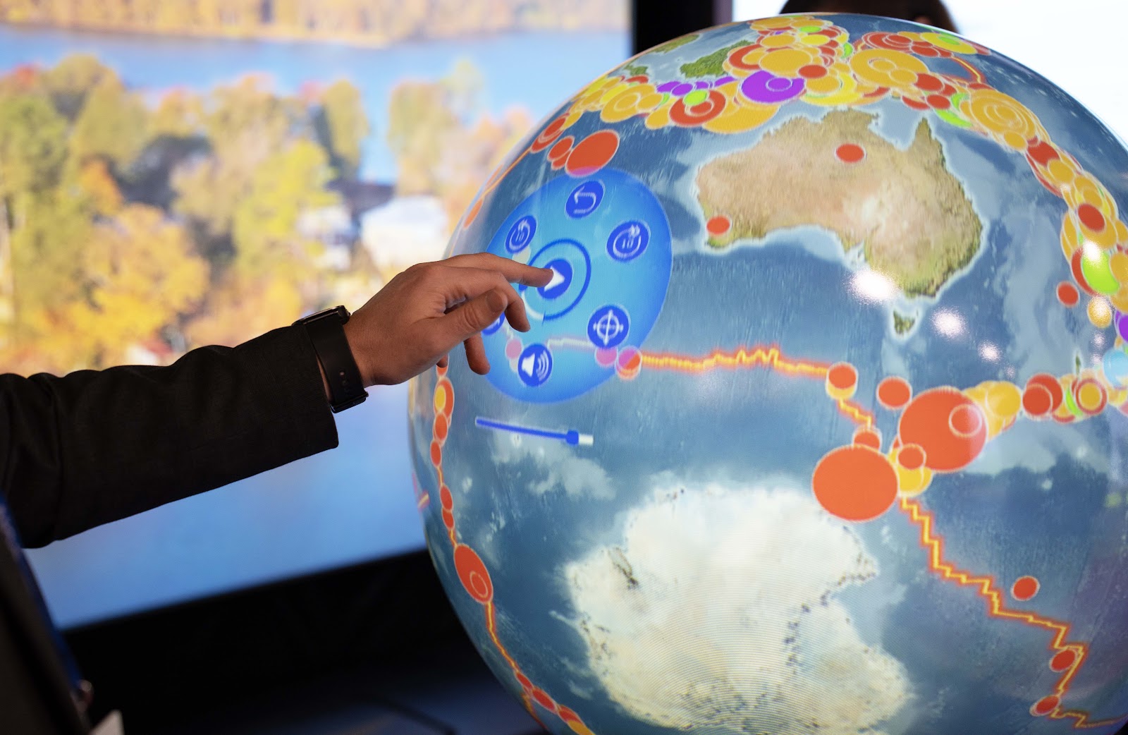 Visiteurs interagissant avec la sphère ORA au stand Epson