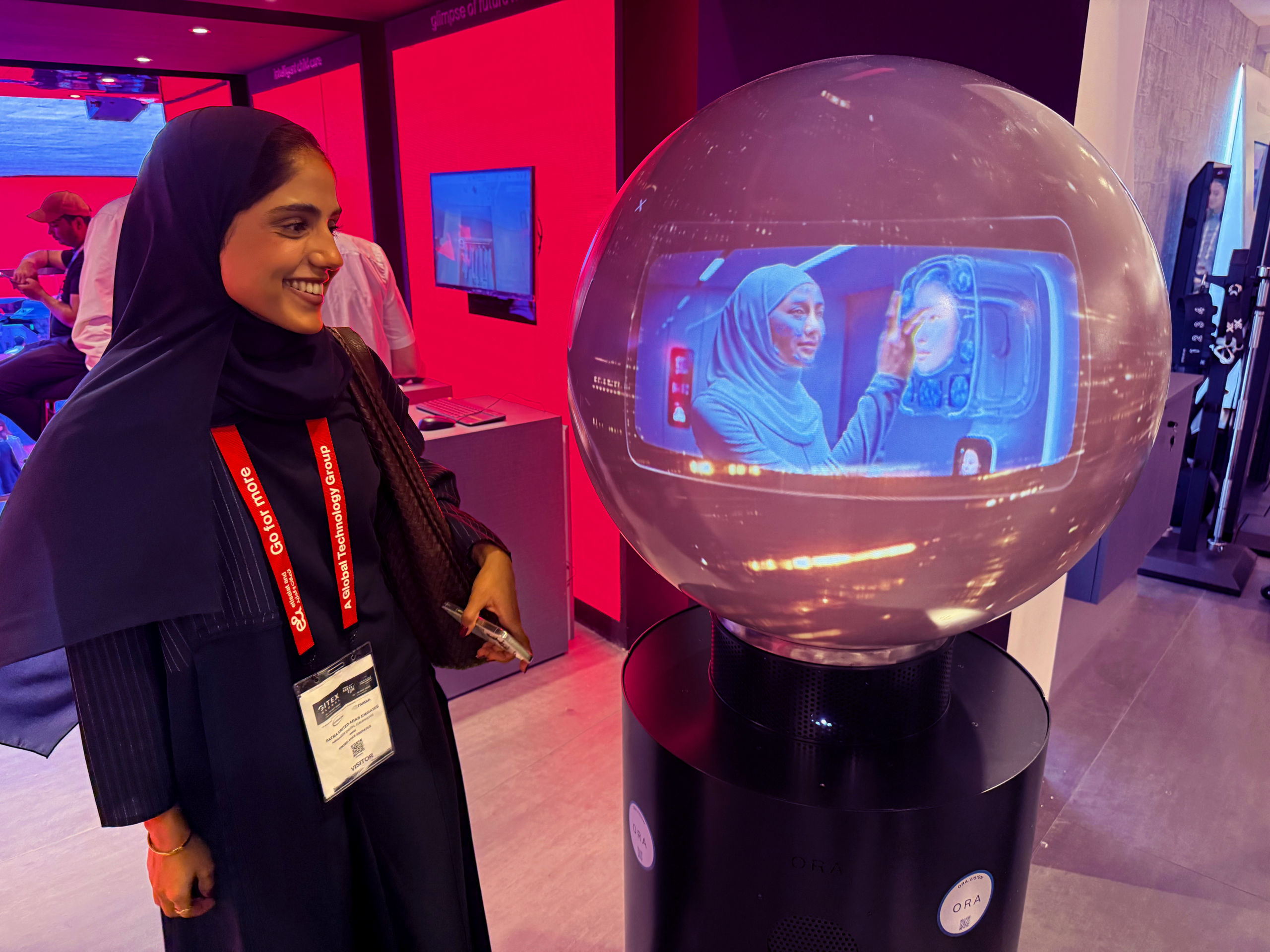 Sphère ORA affichant une Terre interactive avec les données des bagues connectées sur le stand Ultrahuman