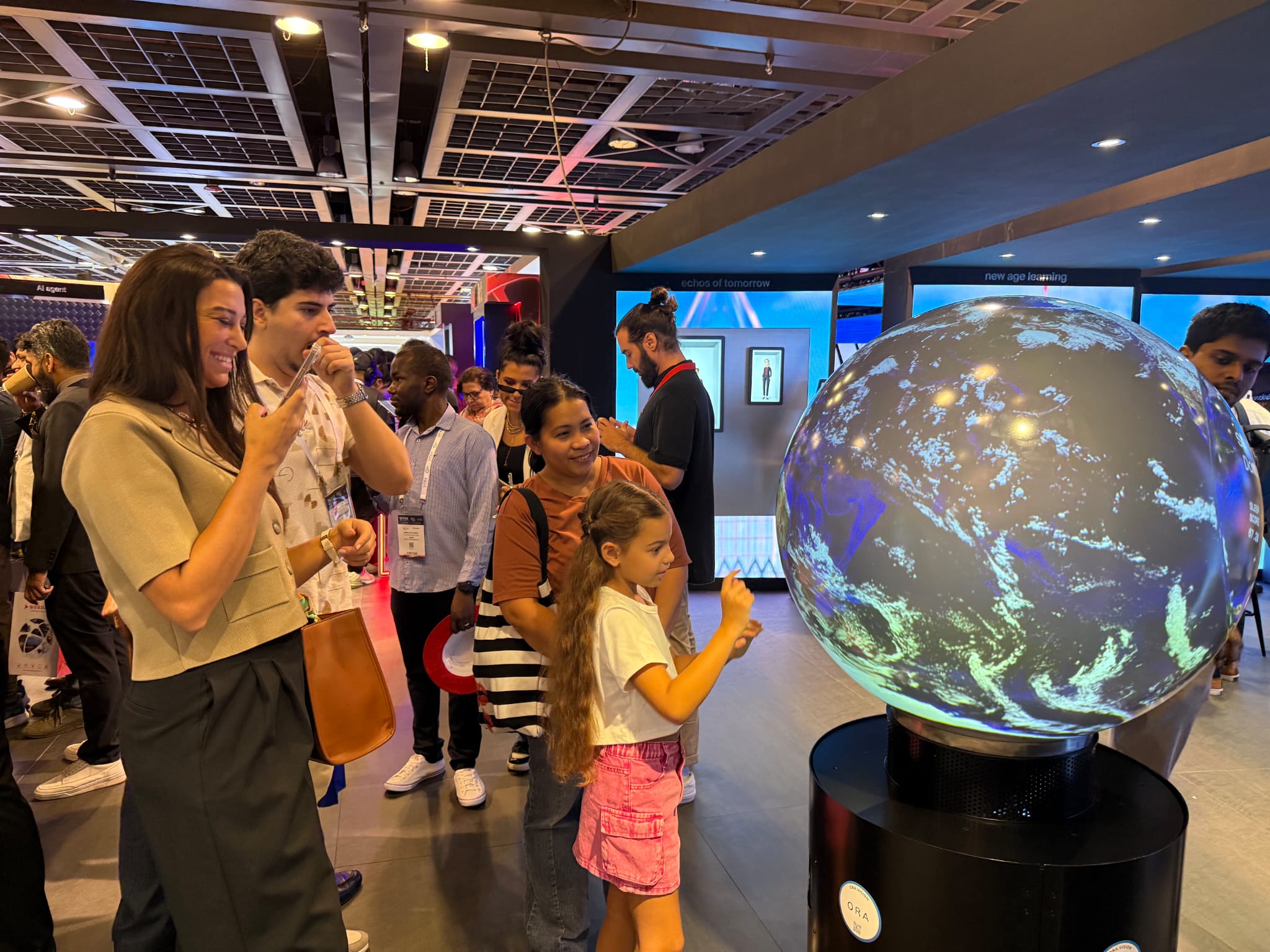 Sphère ORA interactive sur le stand Etisalat à GITEX Global 2025