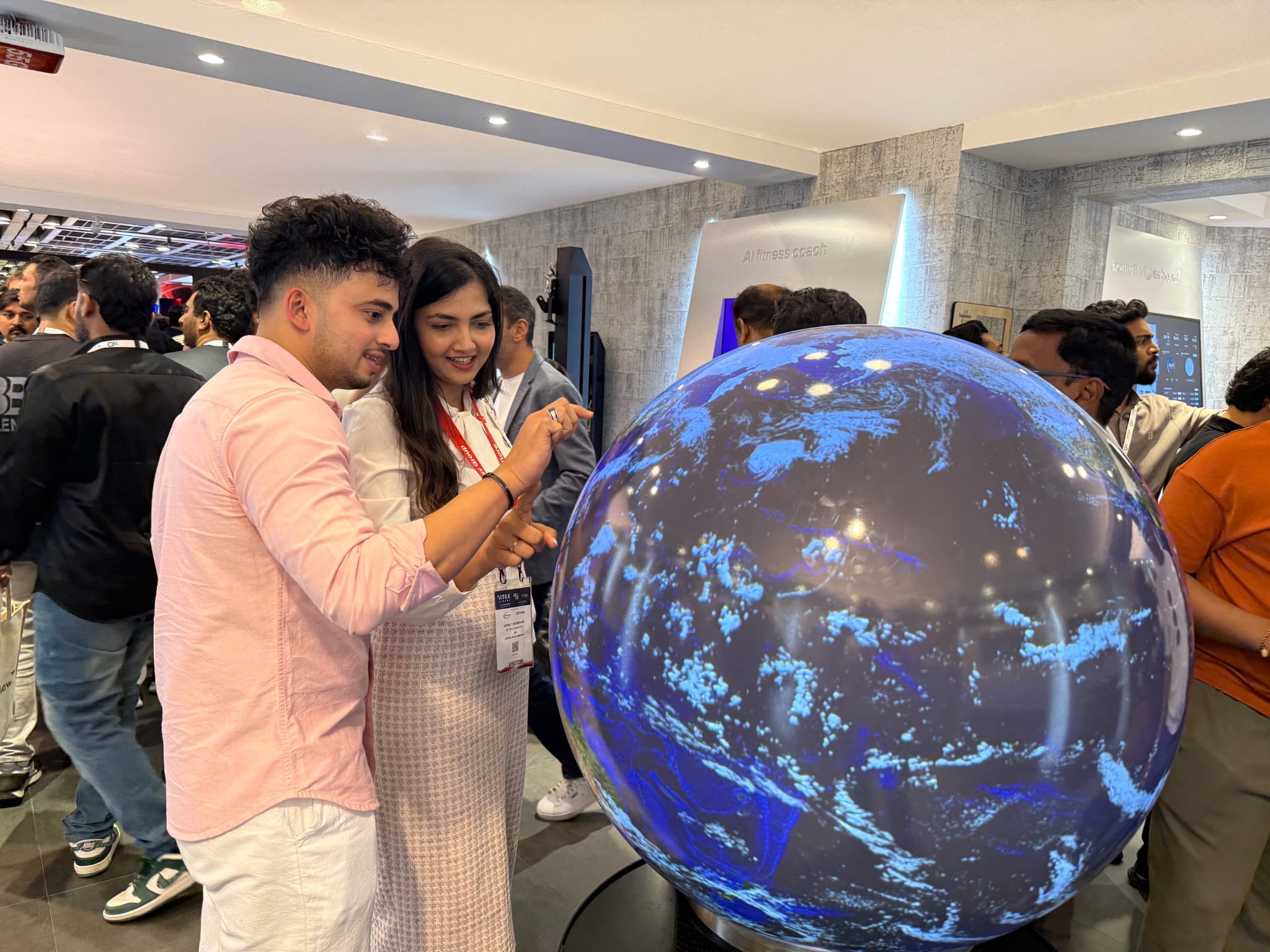 Sphère ORA sur le stand Etisalat à GITEX Global 2025