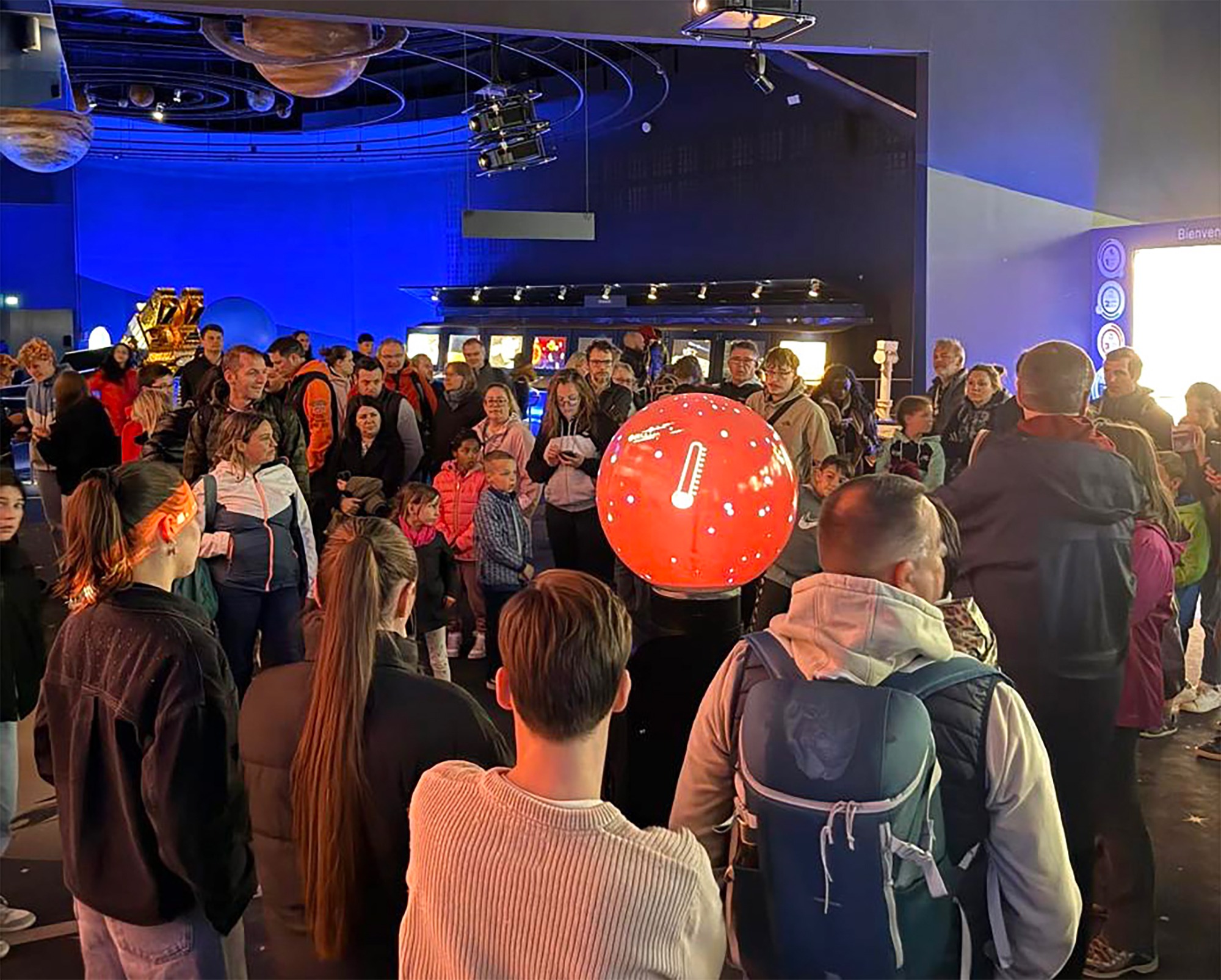 Visitantes alrededor de la esfera ORA, Futuroscope