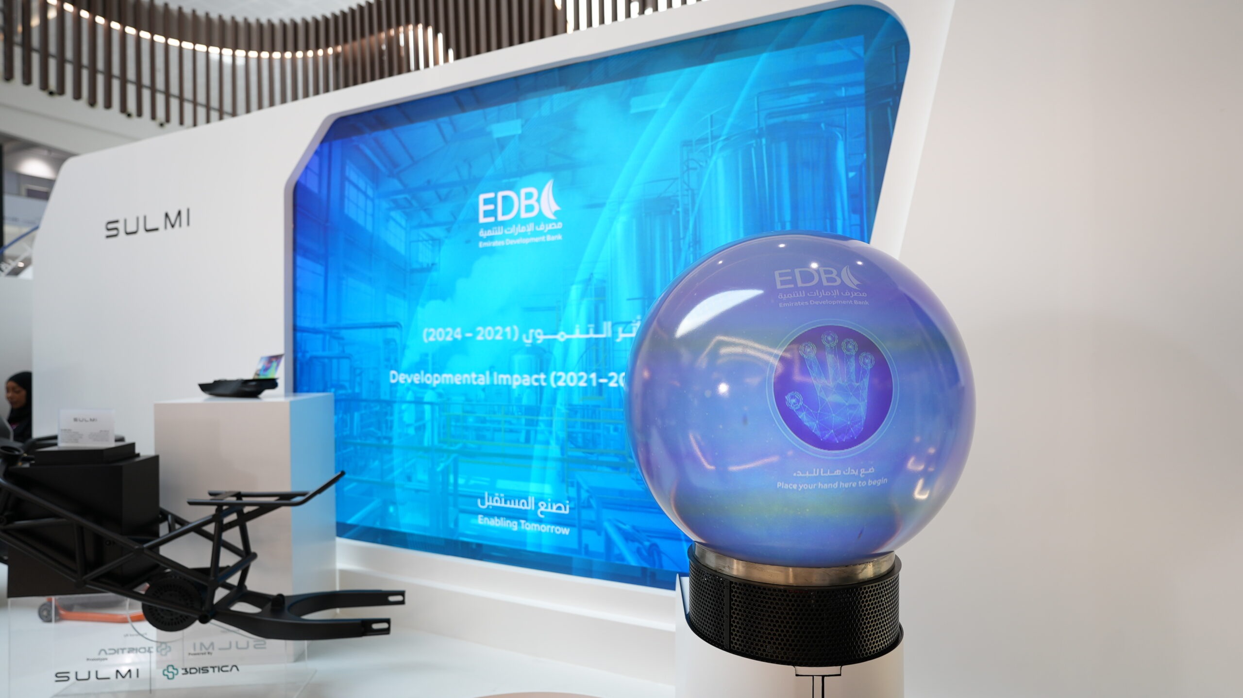 Sphère ORA combinée à des écrans LED dans une installation Power Interactive